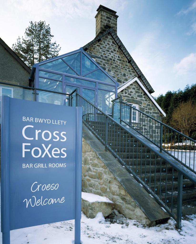 Cross Foxes - Bar Grill Rooms Dolgellau Exterior foto