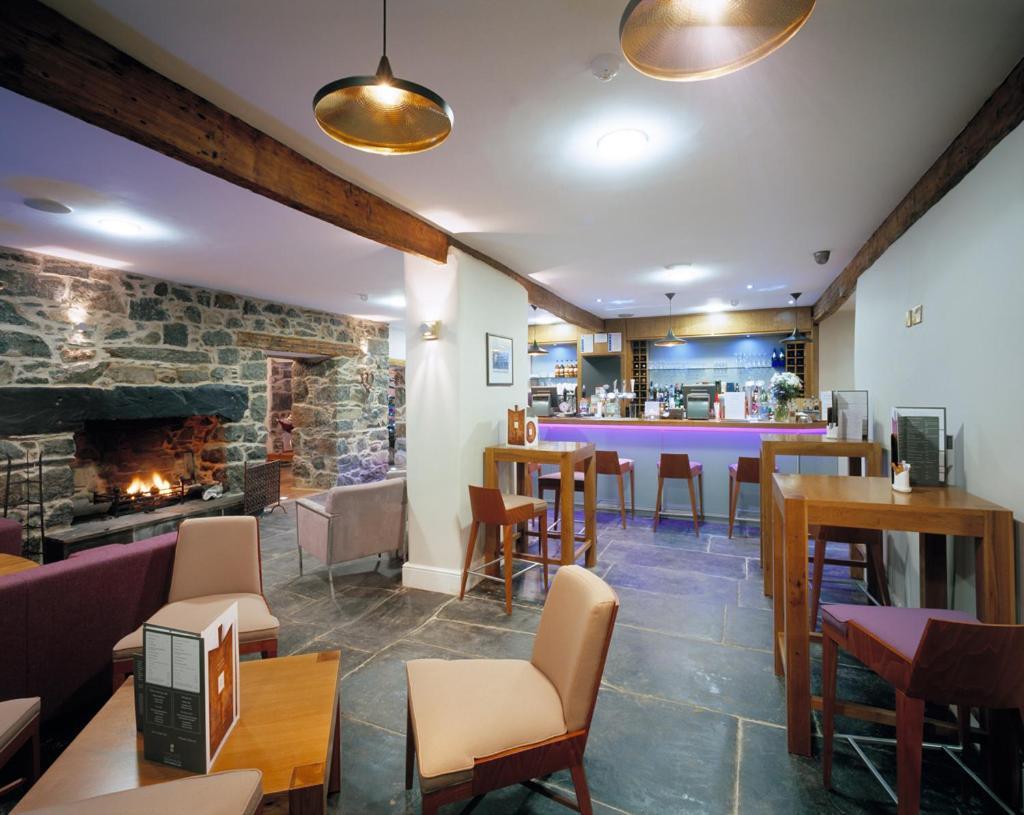 Cross Foxes - Bar Grill Rooms Dolgellau Exterior foto